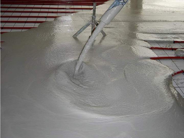 Application de chape fluide pour sols intérieurs